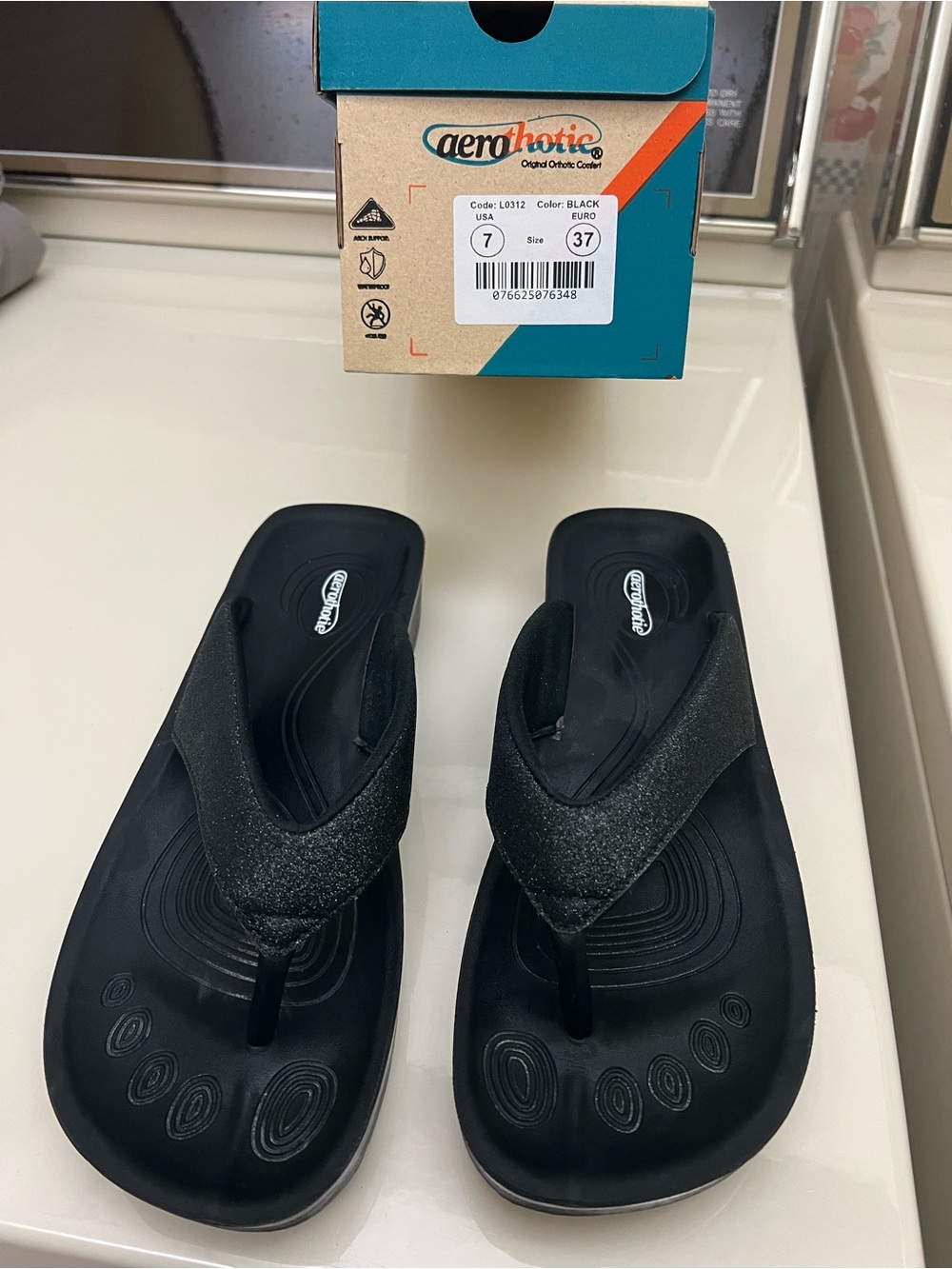 Aerothotic Toe-Post Flip-Flops Black size 7 NIB
